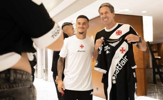 De jogadores do Vasco segurando uniforme oficial.