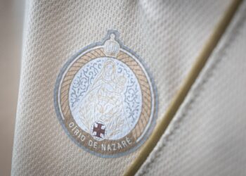 Círculo de Nazaré do Vaticano, detalhe em tecido bege com escudo.