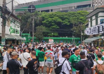 - Torcida do Vasco reunida na rua antes do jogo.