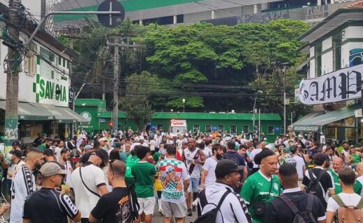- Torcida do Vasco reunida na rua antes do jogo.