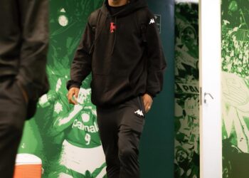 Jogador do Vasco com mochila no estádio.