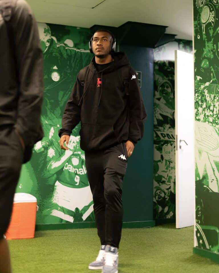 Jogador do Vasco com mochila no estádio.