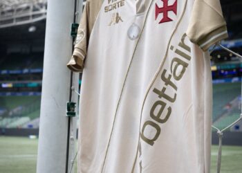 Vasco da Gama: uniforme de futebol pendurado na cerca do estádio.