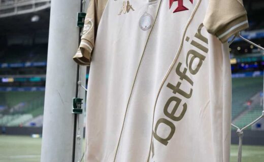 Vasco da Gama: uniforme de futebol pendurado na cerca do estádio.