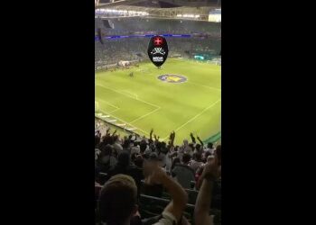 Estádio do Vasco com torcida e campo iluminado.