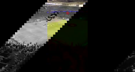 Estádio do Vasco com torcida e campo iluminado.