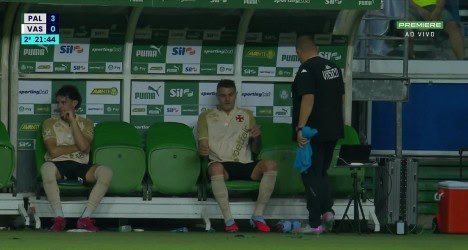 Jogadores no banco de reservas do Vasco.