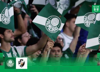 Bandeira do Palmeiras sendo segurada por torcedores.