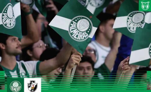 Bandeira do Palmeiras sendo segurada por torcedores.
