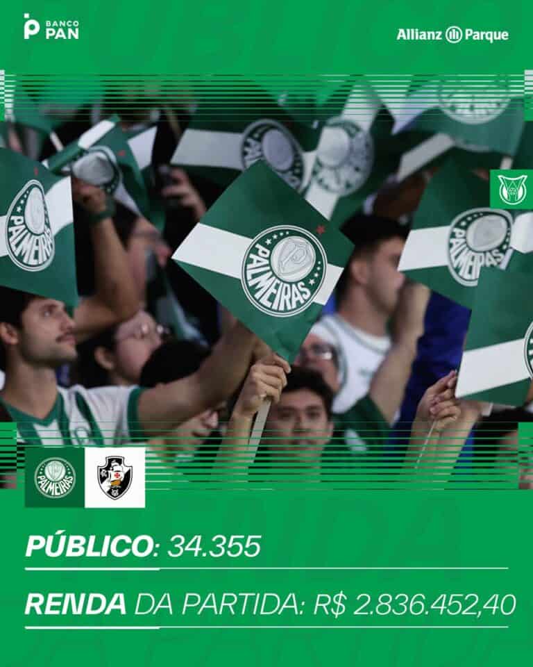 Bandeira do Palmeiras sendo segurada por torcedores.