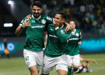 Jogadores do Palmeiras comemorando gol no estádio.