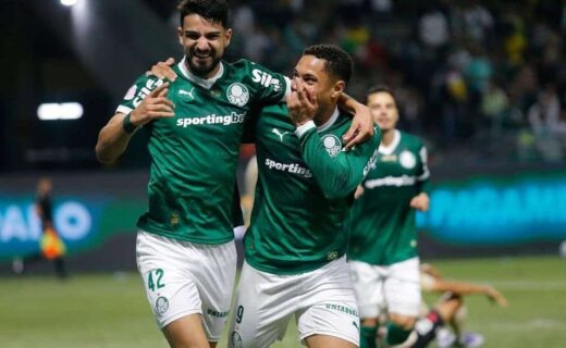 Jogadores do Palmeiras comemorando gol no estádio.