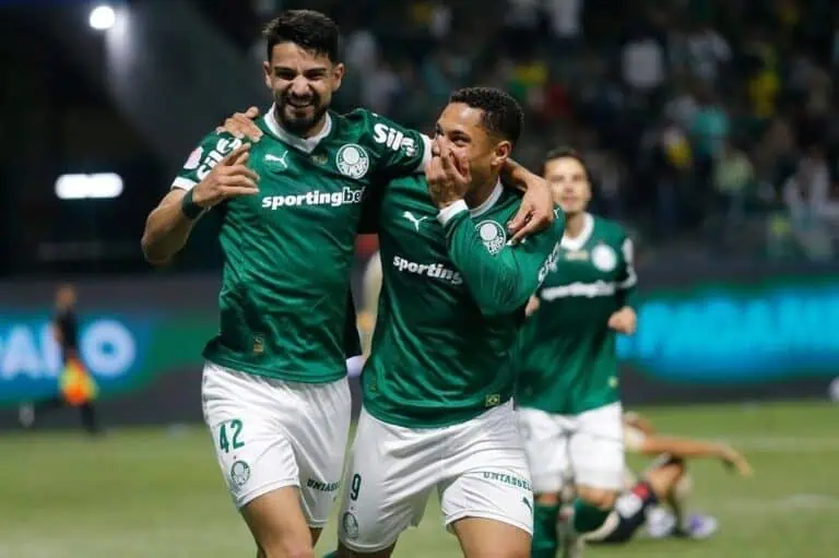 Jogadores do Palmeiras comemorando gol no estádio.