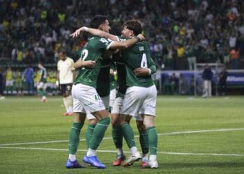 Goleiros Vasco comemorando vitória no estádio.
