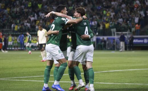 Goleiros Vasco comemorando vitória no estádio.