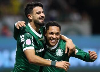 Vasco players comemorando juntos em campo.