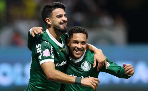 Vasco players comemorando juntos em campo.