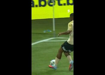 Imagem de jogador do Vasco chutando bola no campo.