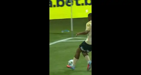 Imagem de jogador do Vasco chutando bola no campo.