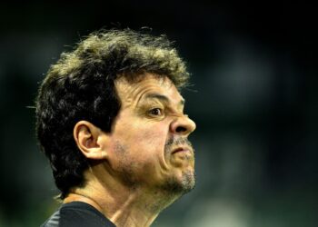 Rosto de homem fazendo careta expressiva.