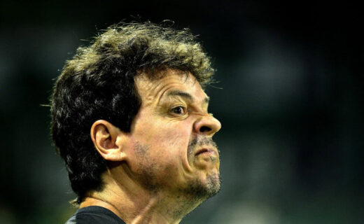 Rosto de homem fazendo careta expressiva.