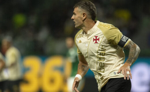 Vasco coach em ação durante partida de futebol.