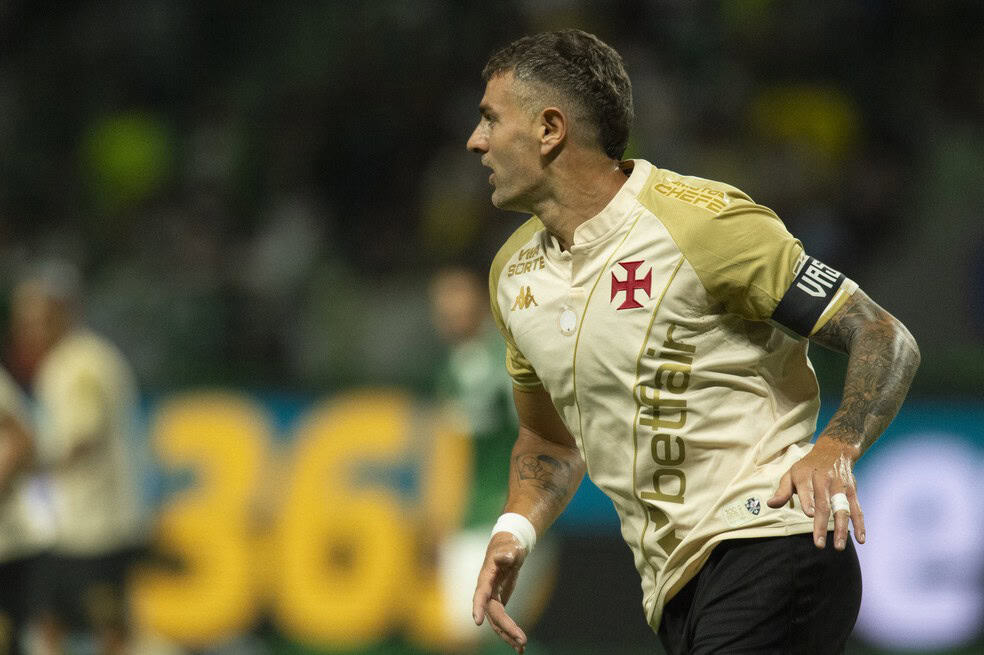 Vasco coach em ação durante partida de futebol.