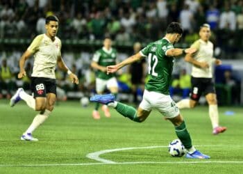 Vasco em campo durante partida de futebol.