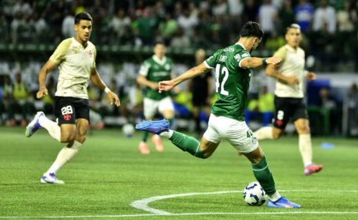 Vasco em campo durante partida de futebol.