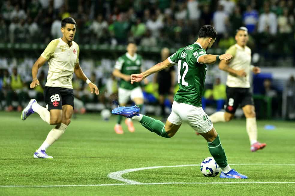 Vasco em campo durante partida de futebol.