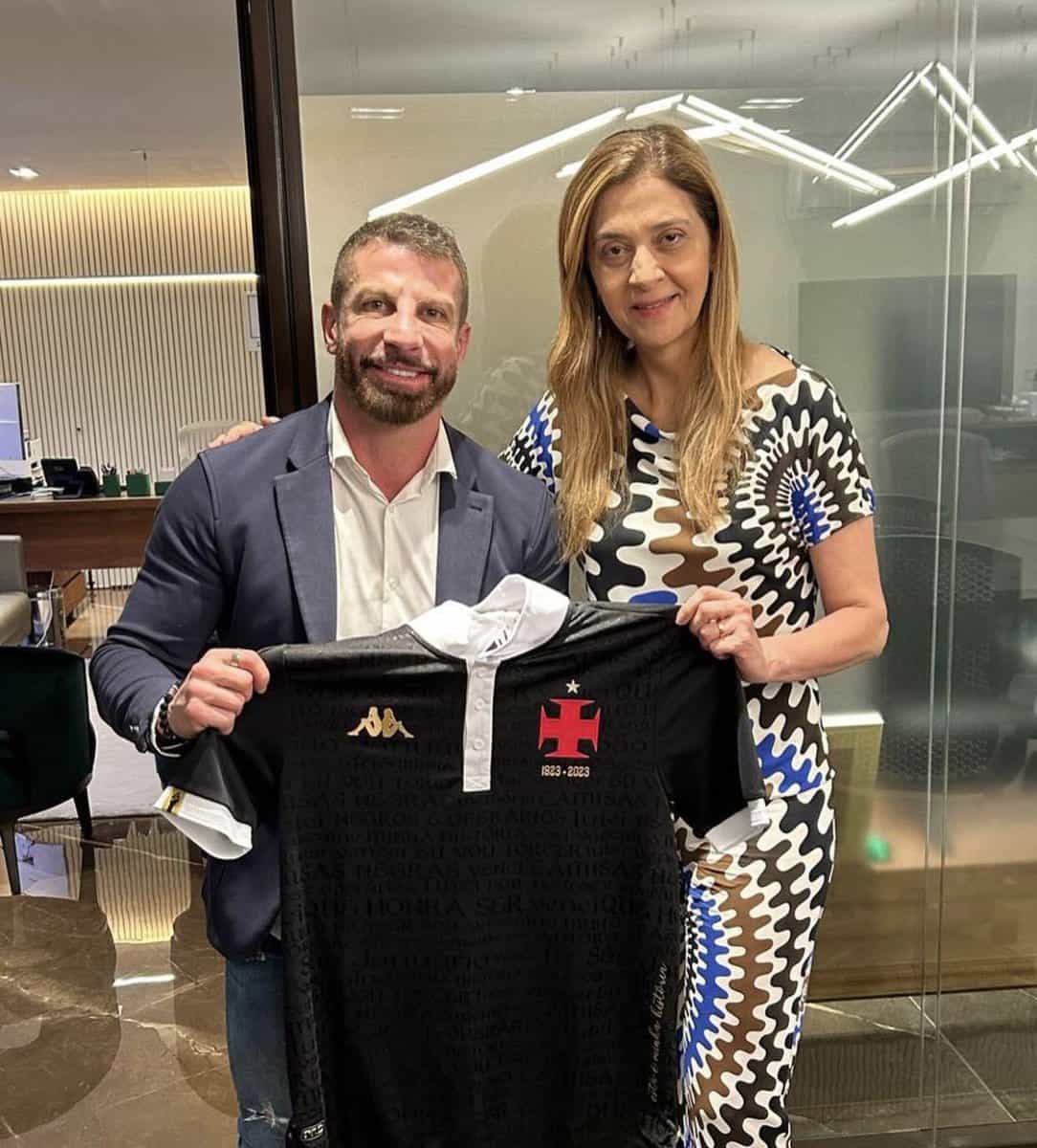 Camiseta do Vasco sendo segurada por duas pessoas.