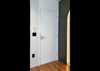 Porta branca de madeira moderna.