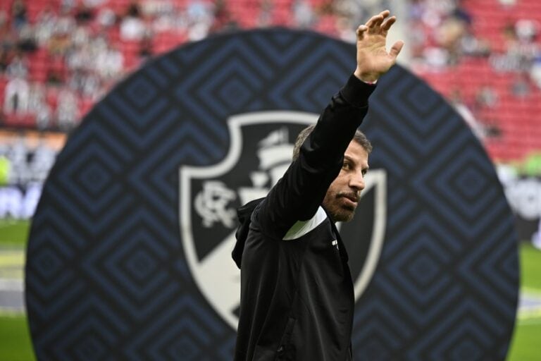 Vasco da Gama em estádio com torcida ao fundo.