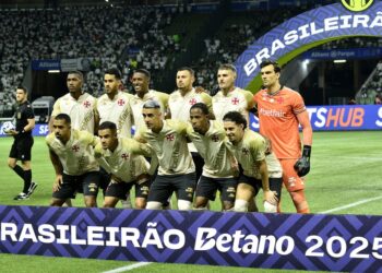 Vasco da Gama em campo com uniforme oficial no estádio.