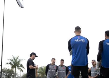 Futebolista do Vasco treinando no campo.