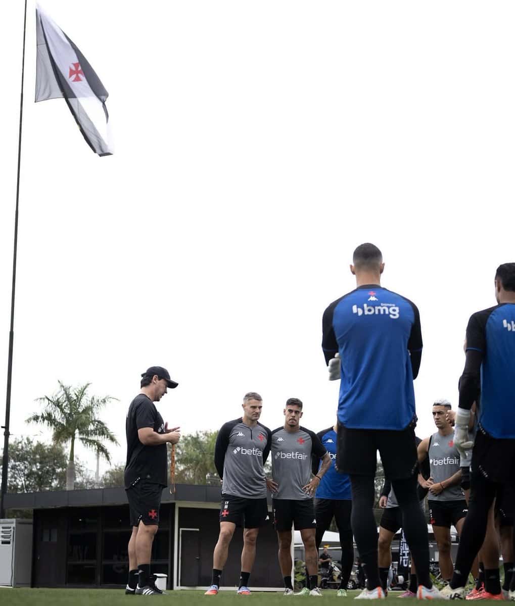 Futebolista do Vasco treinando no campo.