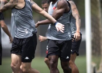 Atleta do Vasco treinando em campo aberto.