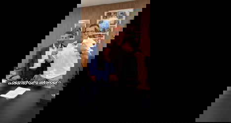 Homens conversando em sala de reunião.