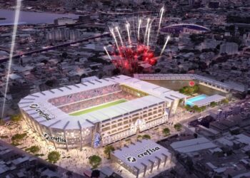 São Januário com fogos de artifício ao fundo.