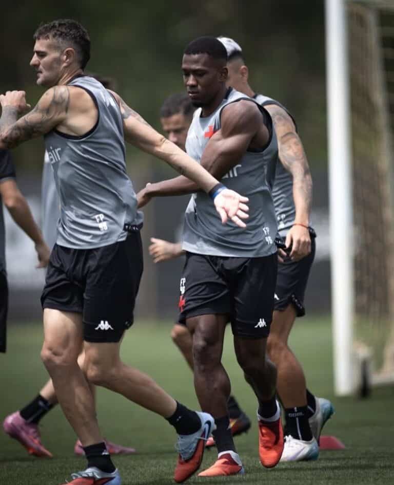 Treinamento de jogadores do Vasco, atletas treinando em campo com foco e disciplina.