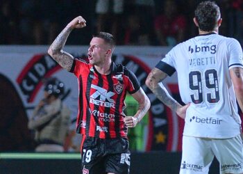 Goleiro Vasco comemorando vitória em campo.