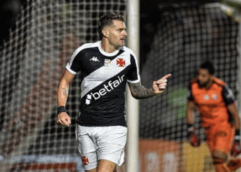 Vasco comemorando gol em campo.