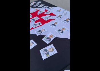 Jogadores de futebol em cartas de jogo.