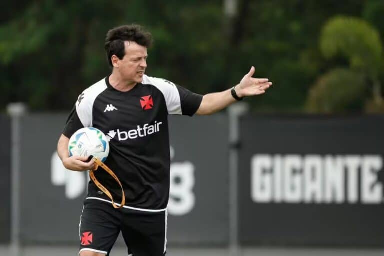 Treinador do Vasco segurando bola durante treino.