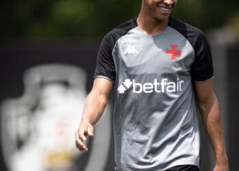 Vascaio jogador do vasco treinando no campo.