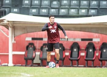 Jogador do Vasco treinando com bola no campo.
