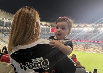 Vaso do estádio do Vasco, torcida vibrando juntos.