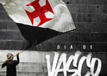 Vasco com bandeira gigante ao vento.
