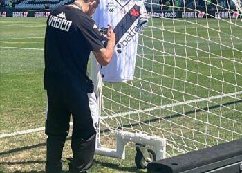 Vasco da Gama recebendo homenagem na pista do estádio.