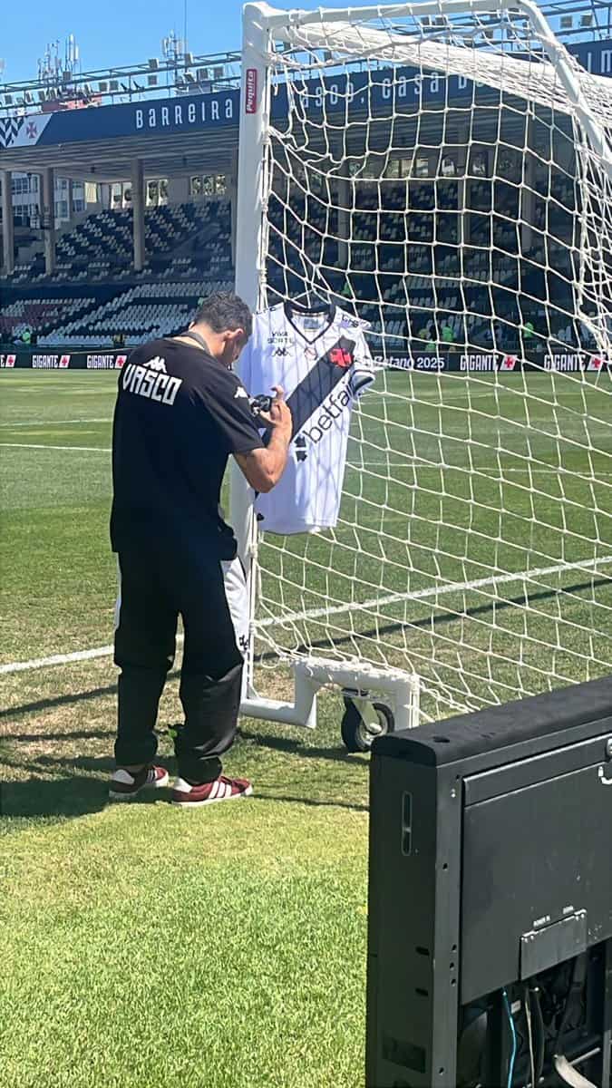 Vasco da Gama recebendo homenagem na pista do estádio.